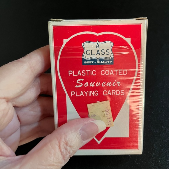 A view of Downtown Chicago Souvenir Playing Cards in Original Tuck Box, Like New - Picture 5 of 10